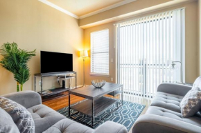 2BR Executive Suite With Pool, Gym and Fast Wi-Fi By ENVITAE